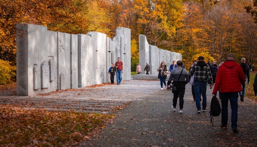 Przechodnie i odnowiony Pomnik Wspólnej Pamięci w parku Grabiszyńskim, 1 listopada 2025