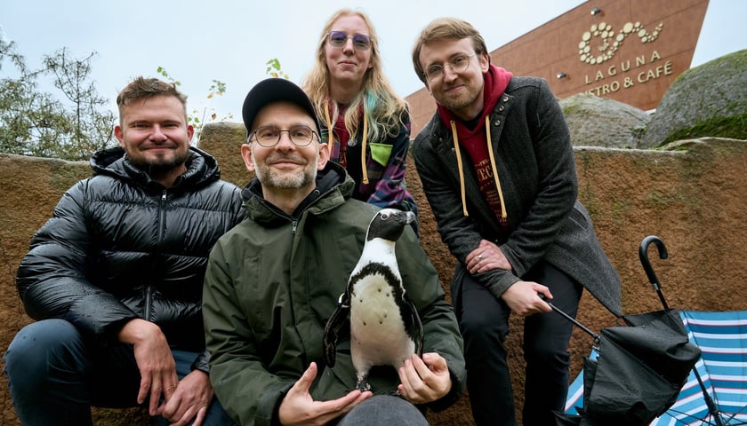 <p>Od lewej: Tomasz J&oacute;źwik, prezes ZOO Wrocław, Paweł Borecki,&nbsp; specjalista ds. badań i wsp&oacute;łpracy naukowej w ZOO, mgr inż. Weronika Borek-Marciniec z&nbsp; oraz dr inż. Paweł Zyblewski z Katedry System&oacute;w i Sieci Komputerowych Politechniki Wrocławskiej Politechniki Wrocławskiej. W środku Eliasz - gwiazda wśr&oacute;d wrocławskich pingwin&oacute;w.&nbsp;</p>