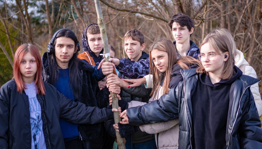 Dzieci z pieczy zastępczej sadzą drzewa w powstających Ogrodach Szczytnickich