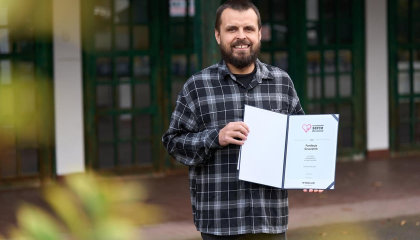 <p>Uroczystość wręczenia odznaczenia &bdquo;Wrocławskie Serce dla Zwierząt&rdquo; i wyr&oacute;żnień &ndash; wyr&oacute;żnienie dla Fundacji Gruszętnik</p>