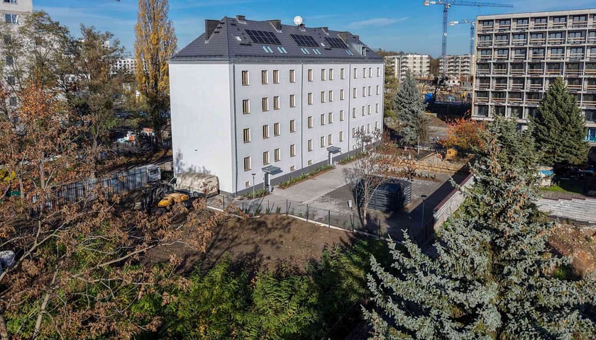 Gminny 100-letni budynek wielorodzinny przy ul. Wilczej 1, 3, 5 przeszedł remont kapitalny za 10,5 mln złotych. Inwestycja ta spełnia kryteria Wrocławskiego Standardu Zielonego Budynku