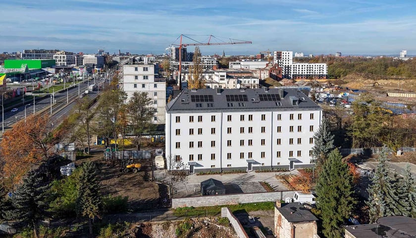 Gminny 100-letni budynek wielorodzinny przy ul. Wilczej 1, 3, 5 przeszedł remont kapitalny za 10,5 mln złotych. Inwestycja ta spełnia kryteria Wrocławskiego Standardu Zielonego Budynku