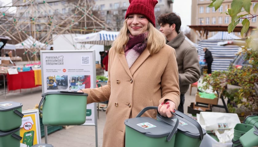 Podczas miejskich akcji na wrocławskich targowiskach mieszkańcy mogli odebrać kubełki na bioodpady