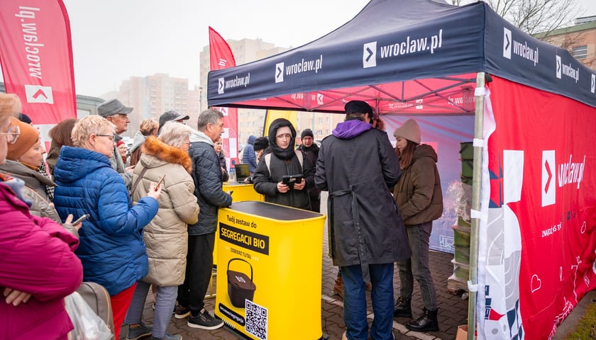 Kolejka przed namiotem, w którym rozdawane są pojemniki na bioodpady, pod Halą Tęcza