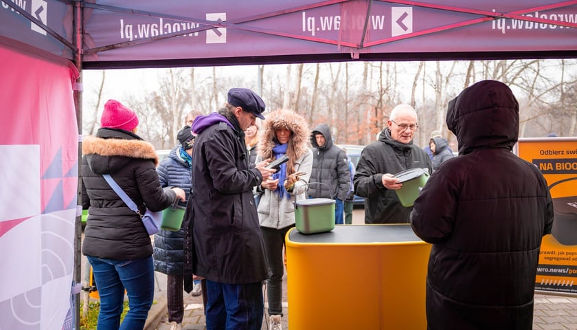 Wręczanie pojemnik&oacute;w na bioodpady pod Halą Tęcza we Wrocławiu