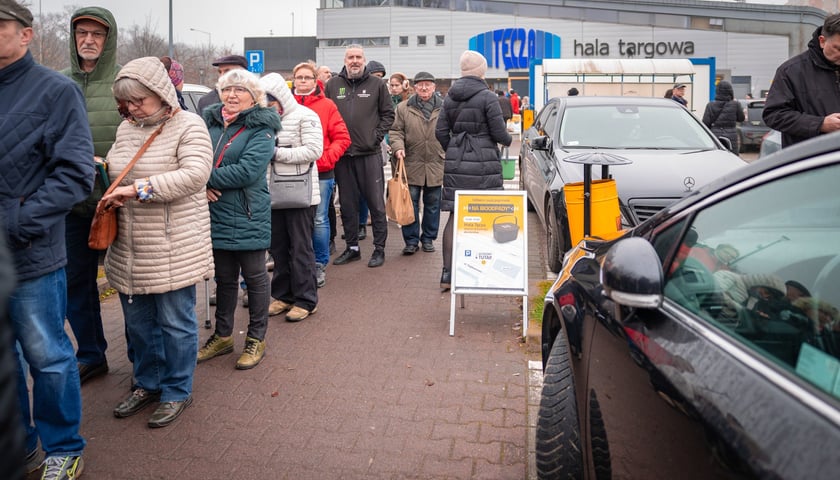 Wręczanie pojemnik&oacute;w na bioodpady pod Halą Tęcza we Wrocławiu