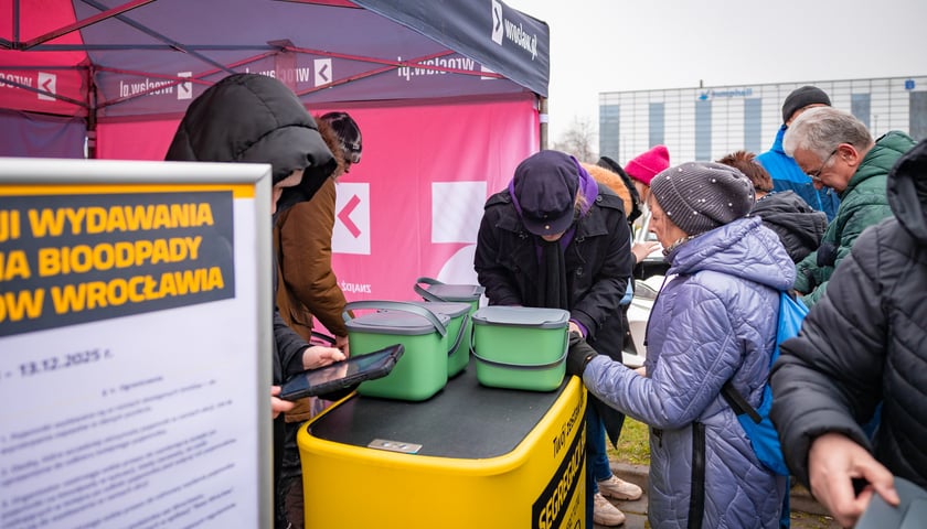 Wręczanie pojemnik&oacute;w na bioodpady pod Halą Tęcza we Wrocławiu