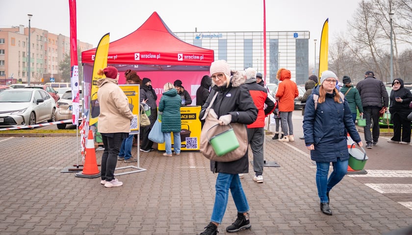 Wręczanie pojemnik&oacute;w na bioodpady pod Halą Tęcza we Wrocławiu