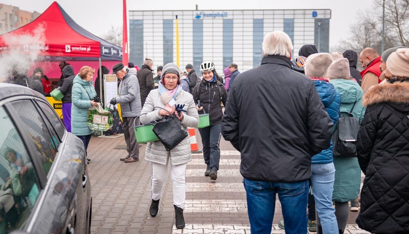 Wręczanie pojemnik&oacute;w na bioodpady pod Halą Tęcza we Wrocławiu