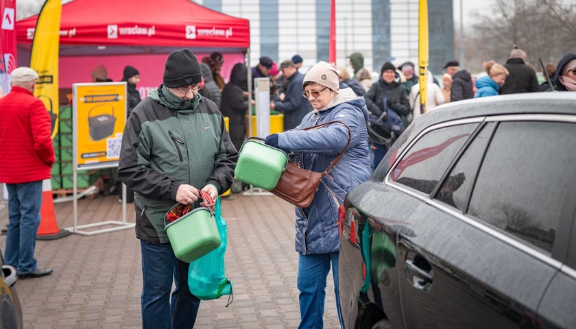 Wręczanie pojemnik&oacute;w na bioodpady pod Halą Tęcza we Wrocławiu