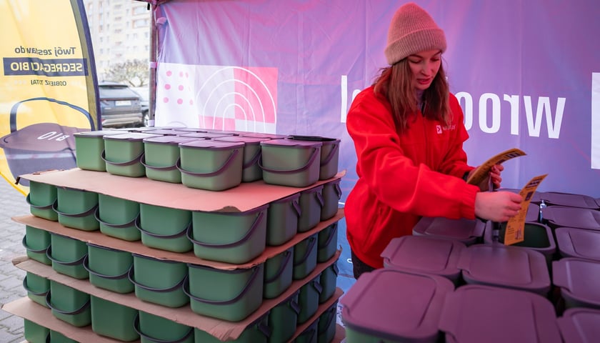 Wręczanie pojemnik&oacute;w na bioodpady pod Halą Tęcza we Wrocławiu