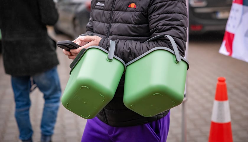 Wręczanie pojemnik&oacute;w na bioodpady pod Halą Tęcza we Wrocławiu