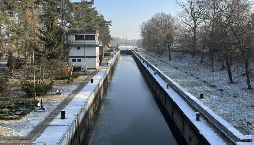 Śluza na Odrze skuta lodem