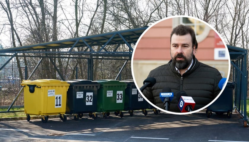 W tle: pojemniki na odpady, w kółku: Paweł Karpiński, prezes Ekosystemu (konferencja prasowa 30.12.2025)