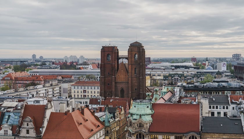 Widok z lotu ptaka na zabytkowe centrum Wrocławia. 