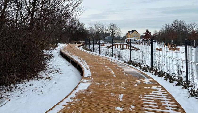 Nowy pomost, obok psi wybieg