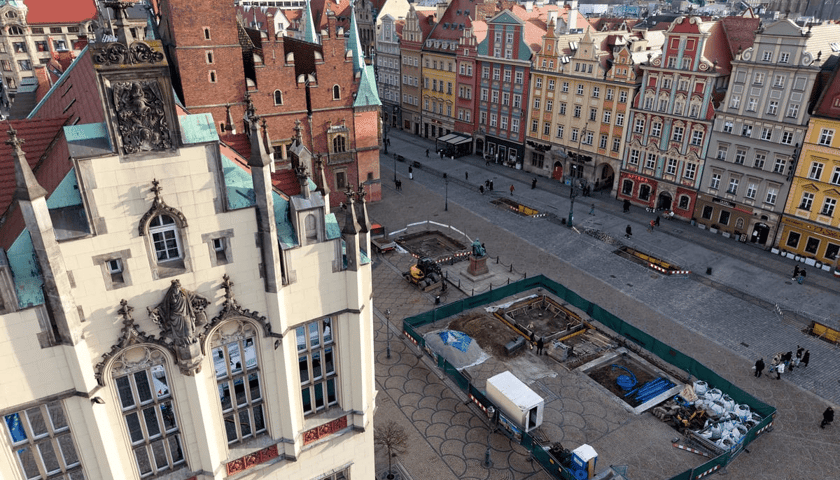 Widok z lotu ptaka na część Rynku, gdzie prowadzone sa prace przy tworzeniu nowych miejsc na posadzenie drzew i roślin