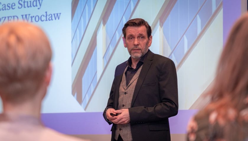 Konferencja Urzędu Miejskiego Wrocławia i PZFD dotyczące Wrocławskiego Standardu Zielonego Budynku. Henryk Wojciechowski, prezes TRU Development