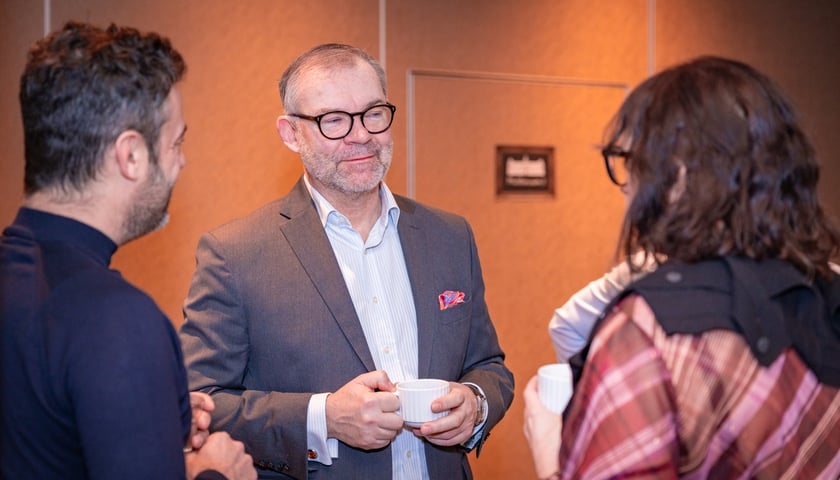 Konferencja Urzędu Miejskiego Wrocławia i PZFD dotyczące Wrocławskiego Standardu Zielonego Budynku. Tomasz Stoga, prezes Zarządu Polskiego Związku Firm Deweloperskich Oddział Wrocław (PROFIT Development)