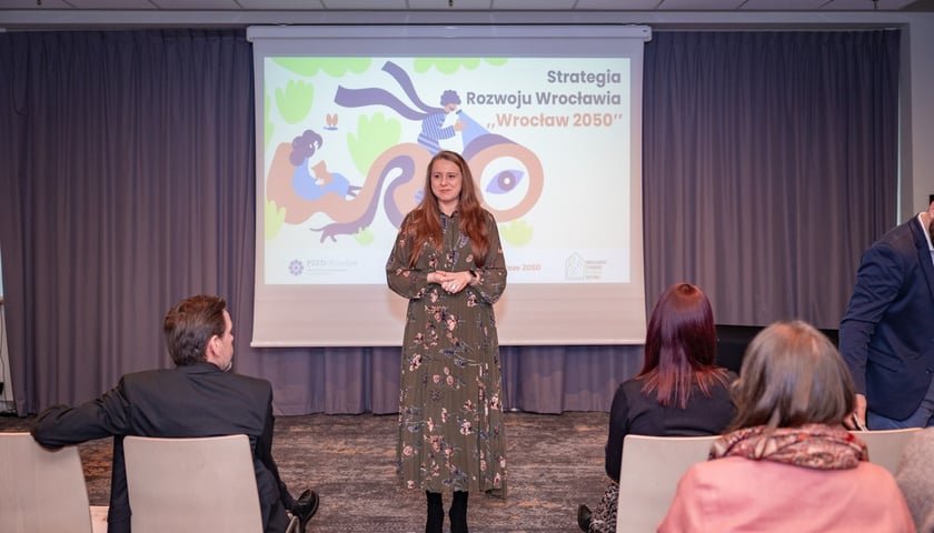 Konferencja Urzędu Miejskiego Wrocławia i PZFD dotyczące Wrocławskiego Standardu Zielonego Budynku. Natalia Sawicka, wiceprezes Zarządu Polskiego Związku Firm Deweloperskich Oddział Wrocław (Vantage Development)