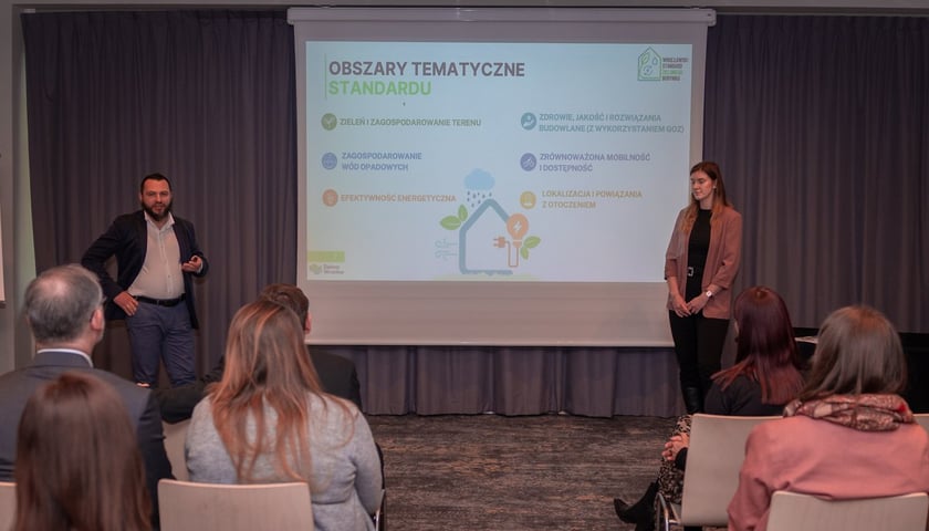 Konferencja Urzędu Miejskiego Wrocławia i PZFD dotyczące Wrocławskiego Standardu Zielonego Budynku