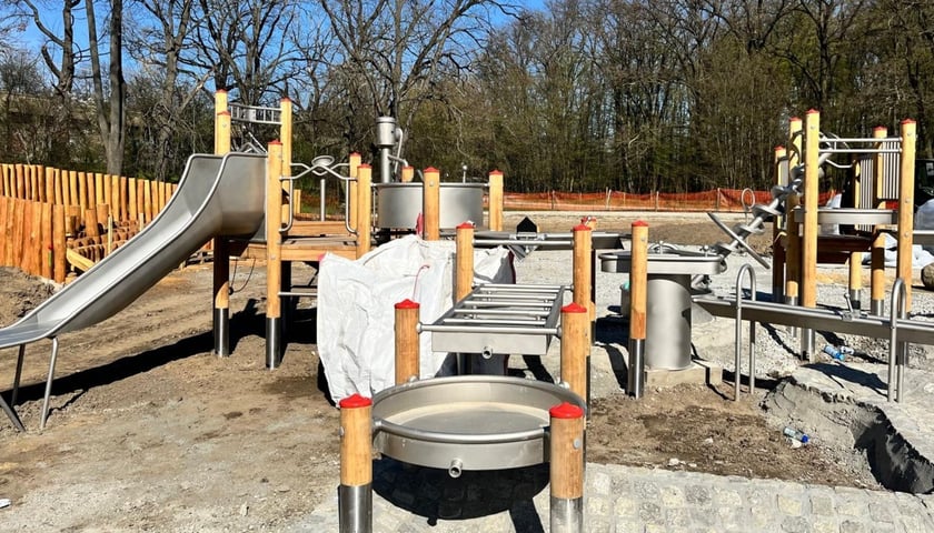 Elementy placu zabaw Nadodrzańska Osada Przygody - kwiecień 2026 r.