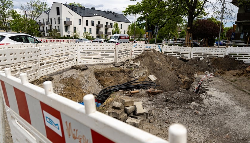Oporów. Trwa przebudowa skrzyżowania Wiejskiej z Mokronoską i Awicenny. Zdjęcie przedstawia zaawansowanie prac na dzień 6 maja 2026
