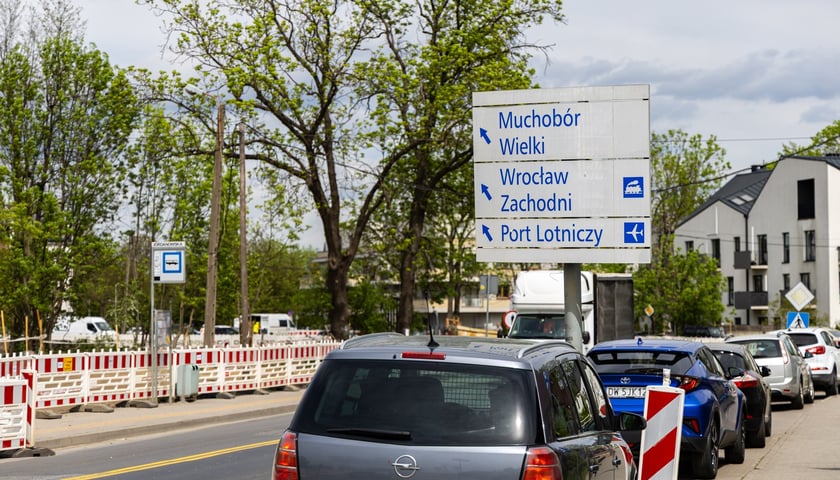 Oporów. Trwa przebudowa skrzyżowania Wiejskiej z Mokronoską i Awicenny. Zdjęcie przedstawia zaawansowanie prac na dzień 6 maja 2026