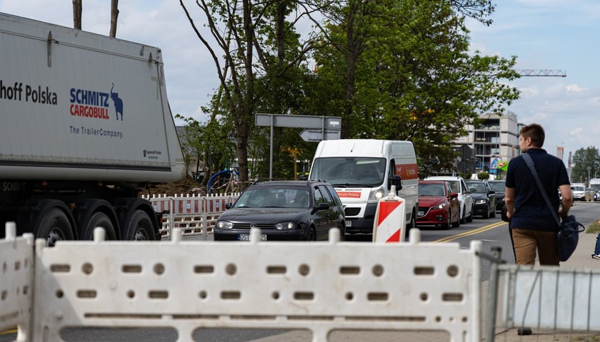 Oporów. Trwa przebudowa skrzyżowania Wiejskiej z Mokronoską i Awicenny. Zdjęcie przedstawia zaawansowanie prac na dzień 6 maja 2026