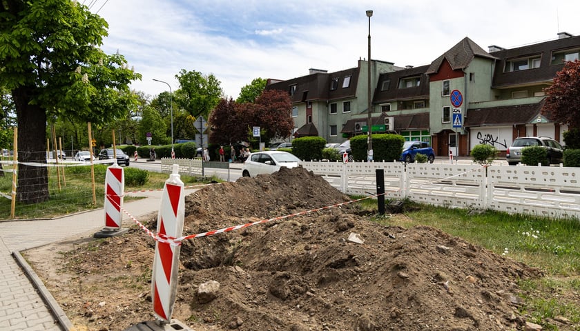 Oporów. Trwa przebudowa skrzyżowania Wiejskiej z Mokronoską i Awicenny. Zdjęcie przedstawia zaawansowanie prac na dzień 6 maja 2026