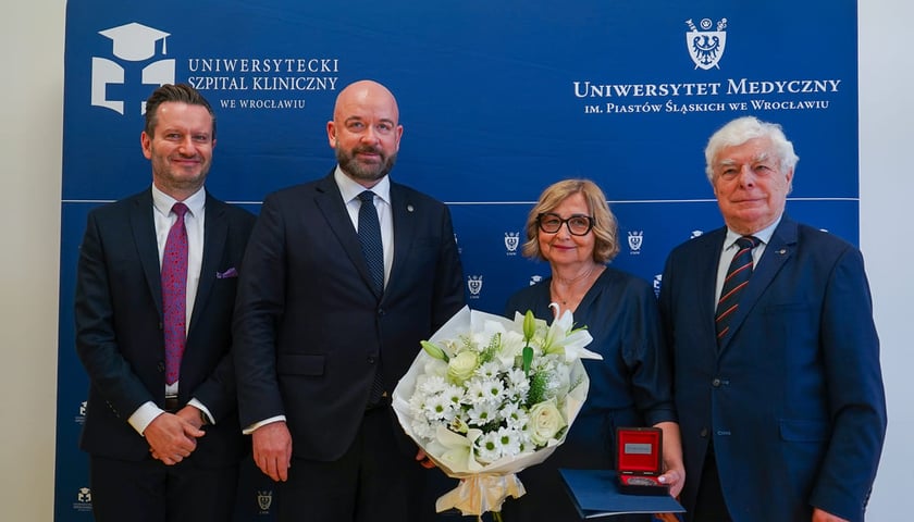 <p>Uroczystość wręczenia medalu Merito di Wratislavia - Zasłużony dla Wrocławia, for. Bernardzie Kazanowskiej. Przylądek Nadziei, 10.06.2026.</p>
<p>Na zdjęciu od lewej: prof. Krzysztof Kałwak, prezydent Wrocławia Jacek Sutryk, prof. Bernarda Kazanowska, prof. Krzysztof Wronecki.</p>