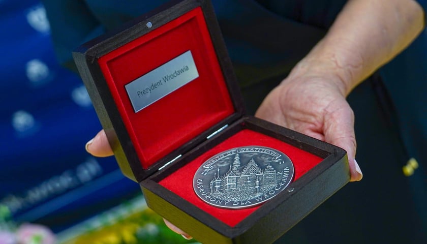 <p>Uroczystość wręczenia medalu Merito di Wratislavia - Zasłużony dla Wrocławia, for. Bernardzie Kazanowskiej. Przylądek Nadziei, 10.06.2026</p>