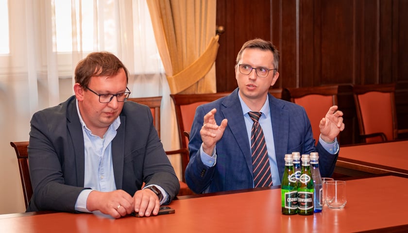 <p>Łukasz Piwnicki i dr inż. Jan Kocoń, podpisanie umowy pomiędzy miastem a PWr w sprawie AI, 8 lipca 2026</p>