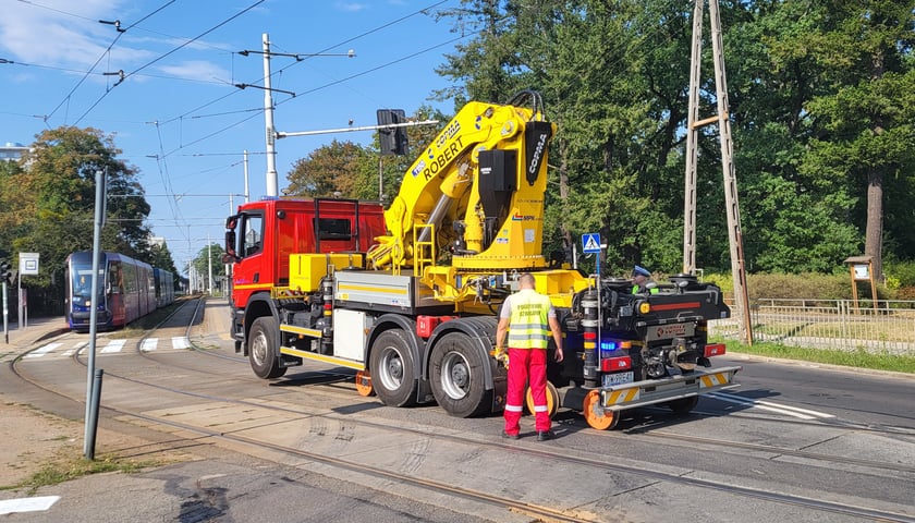 Połamany pantograf i utrudnienia w okolicach Cmentarza Grabiszyńskiego