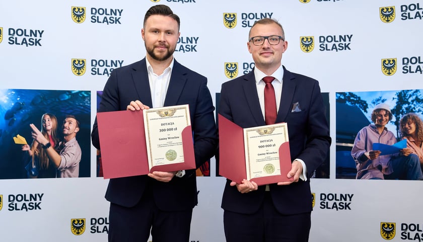 Mateusz Jędrachowicz, radny województwa dolnośląskiego i Mateusz Żak, wiceprezydent Wrocławia