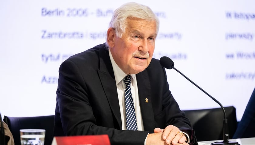 <p>Konferencja prasowa zapowiadająca Mecz Mistrz&oacute;w: Polska vs. Włochy. Wrocław, 08.09.2026. Na zdjęciu Jerzy Engel.</p>