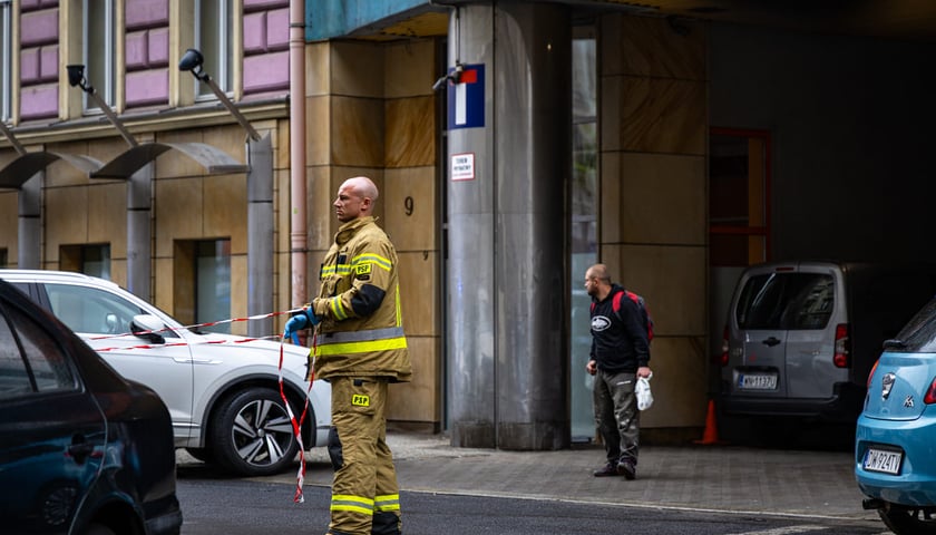 Akcja służb przy ul. Rejtana, po odkryciu na poddaszu kamienicy niewybuchu z czas&oacute;w II wojny światowej.Wrocław, 14.09.2026.