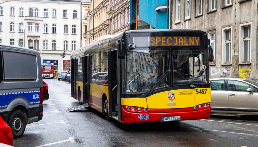 Akcja służb przy ul. Rejtana, po odkryciu na poddaszu kamienicy niewybuchu z czas&oacute;w II wojny światowej.Wrocław, 14.09.2026.