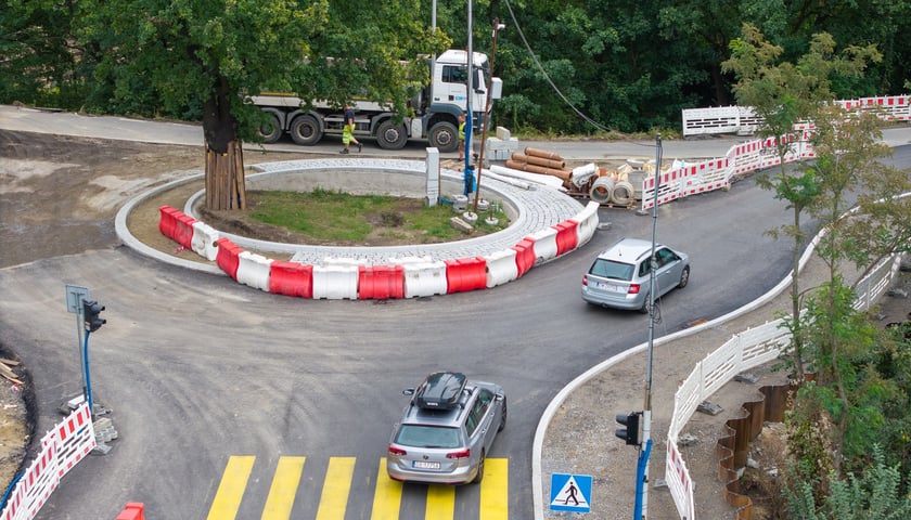 Skrzyżowanie ulic Karwińskiej, Gazowej i Mościckiego coraz wyraźniej przybiera formę ronda