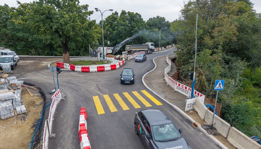 Skrzyżowanie ulic Karwińskiej, Gazowej i Mościckiego coraz wyraźniej przybiera formę ronda