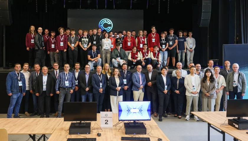 Uczestnicy zawodów CyberTron Academy 2026 oraz delegacje z Czech, Słowacji, Polski i Korei Południowej