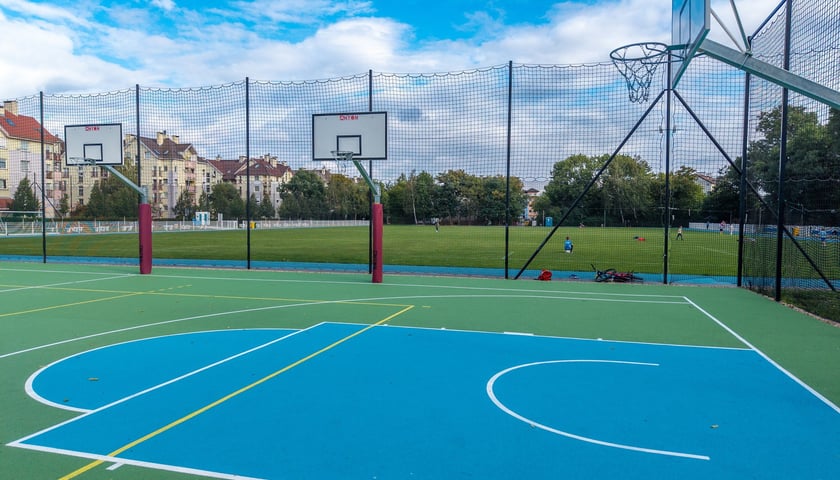 Przebudowane boisko i otoczenie przy Muchoborskim Centrum Sportu, wrzesień 2026