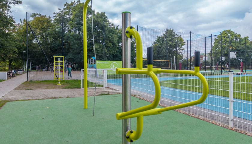 Przebudowane boisko i otoczenie przy Muchoborskim Centrum Sportu, wrzesień 2026