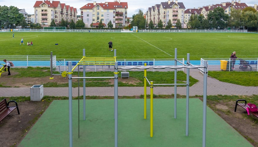 Przebudowane boisko i otoczenie przy Muchoborskim Centrum Sportu, wrzesień 2026