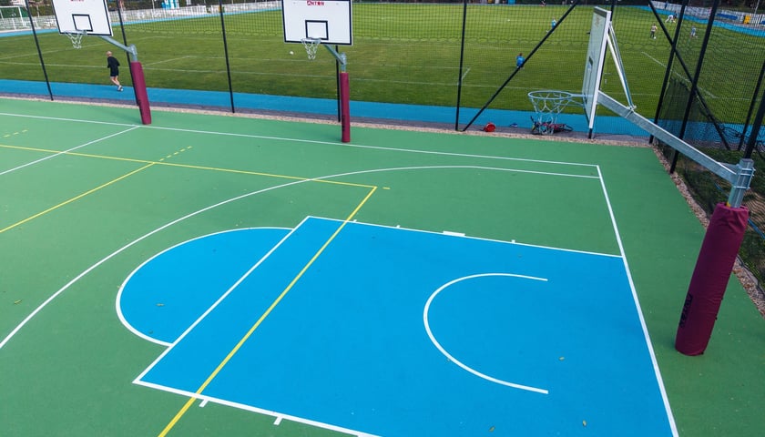 Przebudowane boisko i otoczenie przy Muchoborskim Centrum Sportu, wrzesień 2026