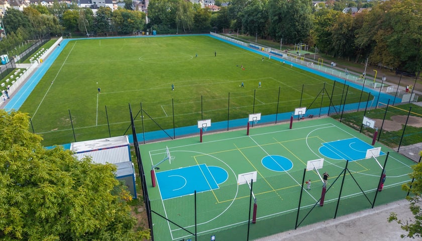 Przebudowane boisko i otoczenie przy Muchoborskim Centrum Sportu, wrzesień 2026
