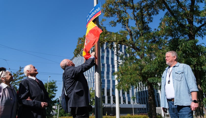 Andrzej Jochelson został patronem skweru u zbiegu ulic Strzegomskiej, Robotniczej i Śrubowej we Wrocławiu. Uroczyste odsłonięcie tabliczki odbyło się w niedzielę, 27 września 2026 r.