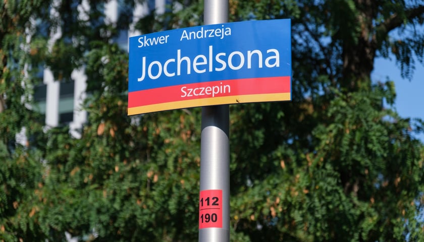 Andrzej Jochelson został patronem skweru u zbiegu ulic Strzegomskiej, Robotniczej i Śrubowej we Wrocławiu. Uroczyste odsłonięcie tabliczki odbyło się w niedzielę, 27 września 2026 r.