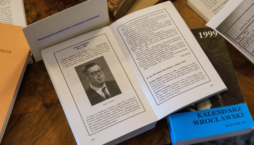 <p>Wystawy pamiątek i dokument&oacute;w &bdquo;Andrzej Jochelson i jego Wrocław&rdquo; w kamieniczce "Małgosia" przy ul. Odrzańskiej, 27.09.2026 r.</p>