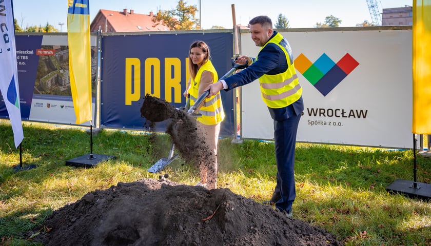 Iwona Gosa i Tomasz Rakowski, symboliczny początek budowy TBS-u Wrocław na Brochowie, 28 września 2026